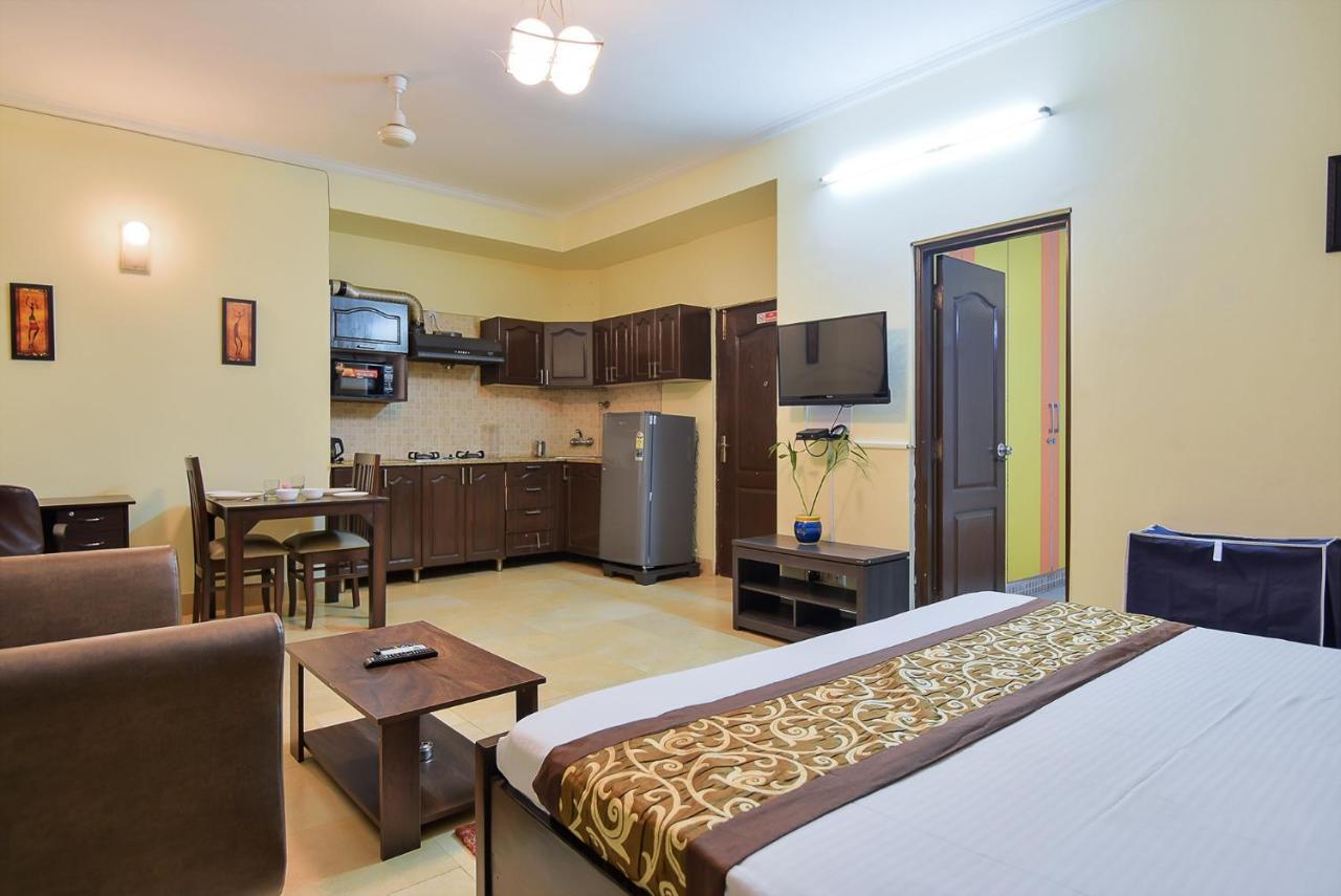 Studio Serviced Apartments Near Fortis Hospital 구르가온 외부 사진