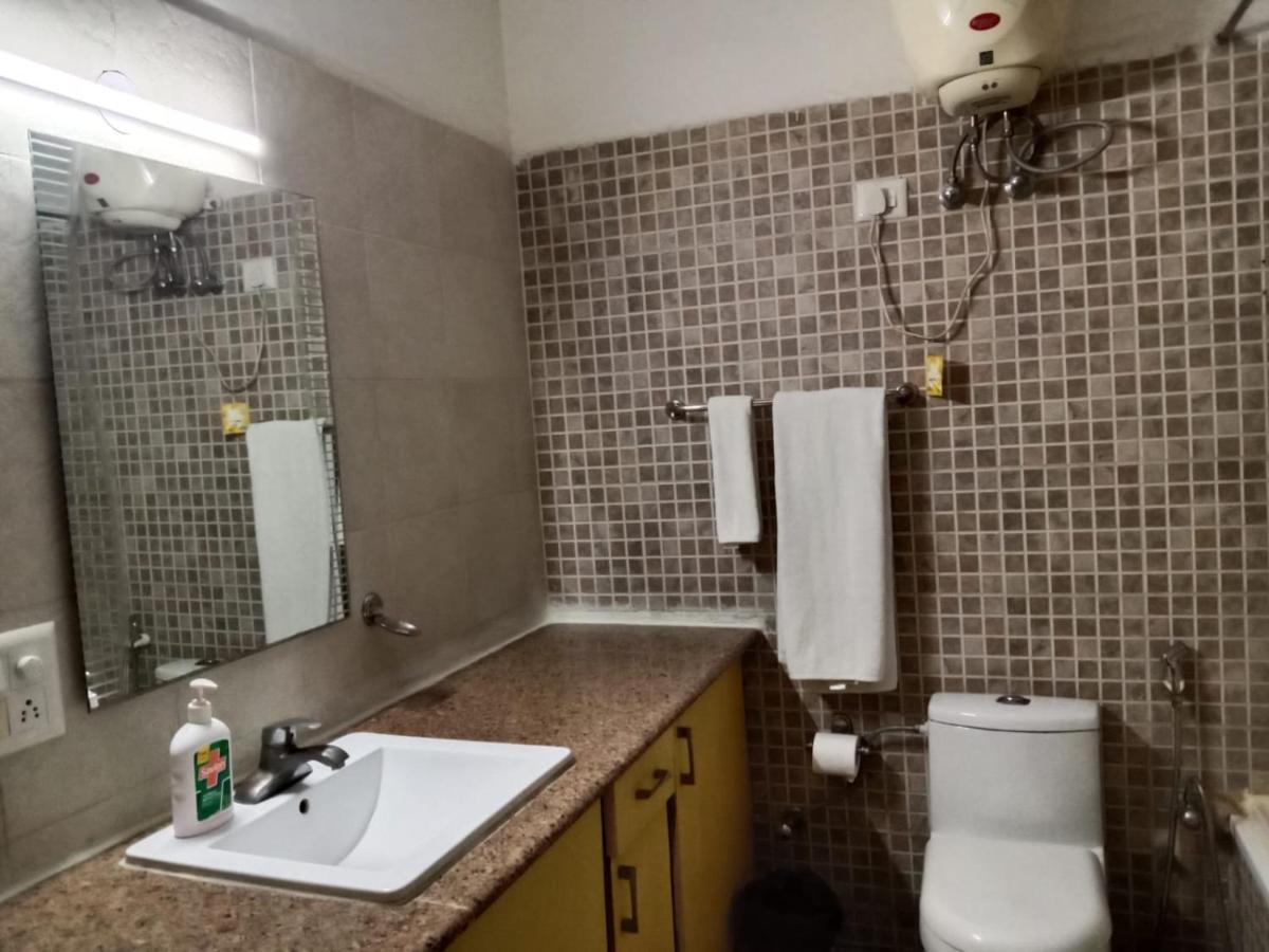 Studio Serviced Apartments Near Fortis Hospital 구르가온 외부 사진