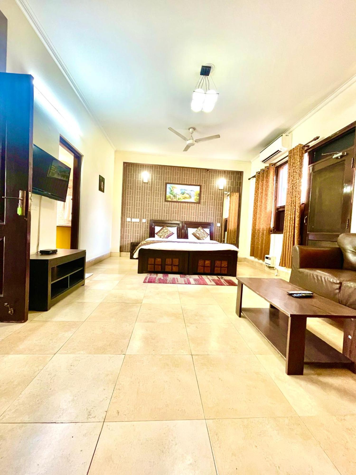 Studio Serviced Apartments Near Fortis Hospital 구르가온 외부 사진